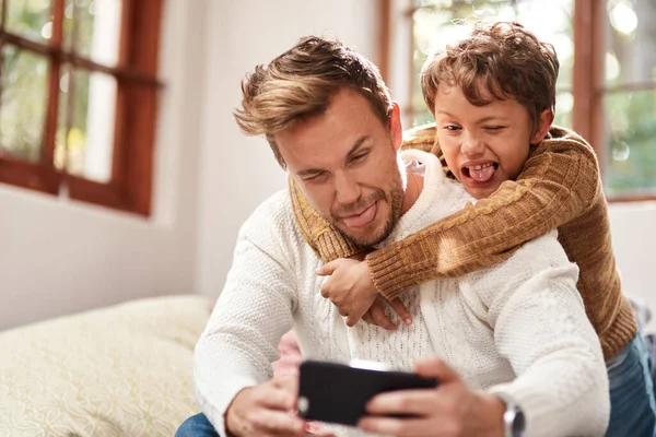 Cítíme Hloupě Muž Který Bere Selfie Svým Synem Domů — Stock fotografie