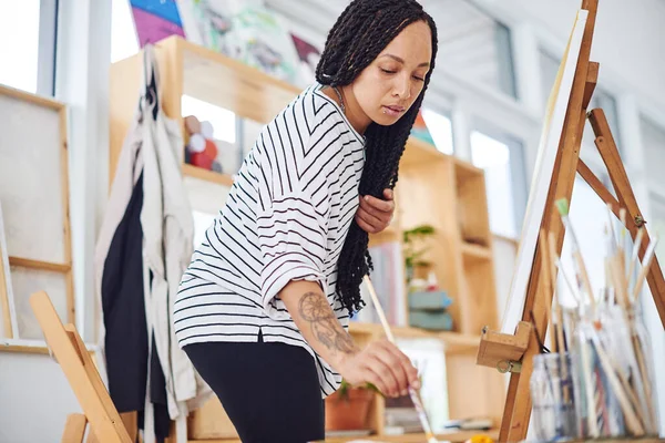 Det Perfekta Stället Att Bli Kreativ Vacker Ung Kvinna Målning — Stockfoto