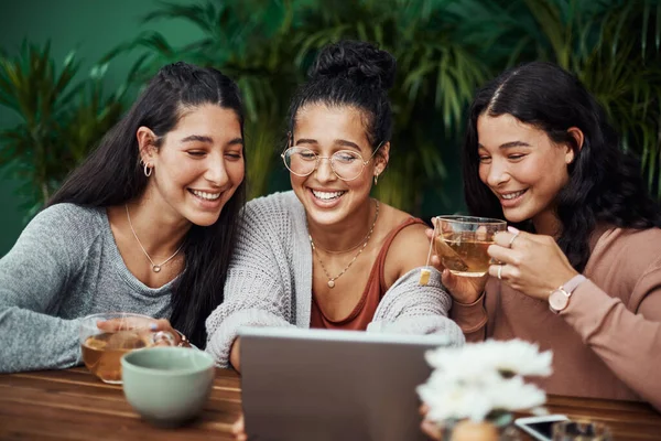 花时间和你的女孩在一起 保持这种联系 妹妹们在咖啡店一起使用数码平板电脑 — 图库照片