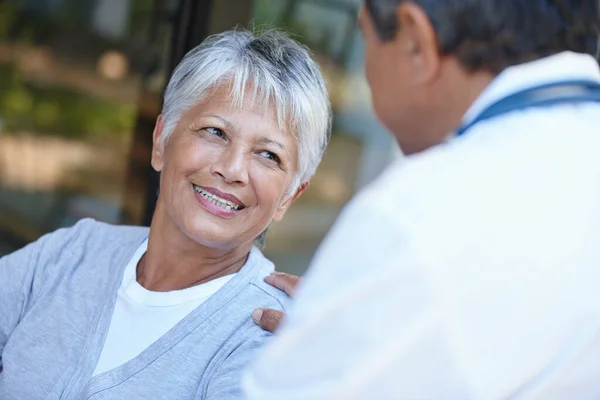 Senior Lächelnd Und Frau Gespräch Mit Ihrem Arzt Konsultation Oder — Stockfoto