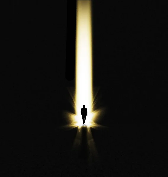 Yürüyen Adam Inanç Mucizevi Işık Işığı Işığı Yansıtan Bir Gölge — Stok fotoğraf