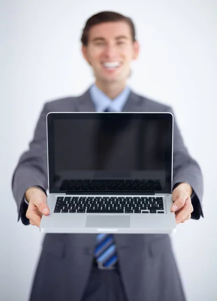ウェブサイト 電子メールや管理のためのスタジオでノートパソコンの画面 モックアップとビジネスマン インターネット ネットワーキングのための白い背景に男性従業員と幸せ 笑顔と技術 — ストック写真