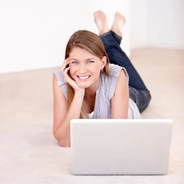 Laptop Portret Kobieta Leżące Podłodze Przeglądając Portalach Społecznościowych Blogu Internetowego — Zdjęcie stockowe