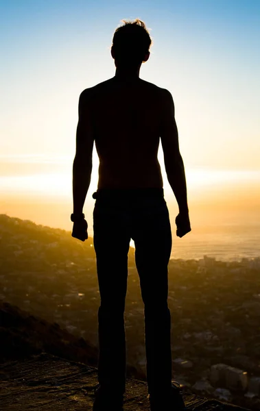 Mens Silhouet Berg Bij Zonsondergang Voor Prestatie Avontuur Wandeltocht Natuur — Stockfoto
