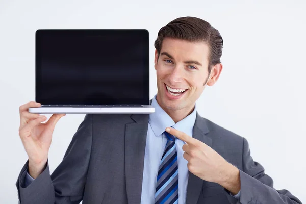 モックアップ ラップトップとビジネスマンの肖像画は 白い背景に対して画面スペースを指しています マーケティングまたはブランディングのためのコンピュータのコピースペースを持つ男性の手 表示と顔 — ストック写真