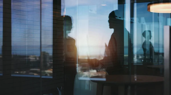 Együttműködés Bővíteni Fogja Üzletemet Silhouette Felvétel Két Üzletemberről Akik Kezet — Stock Fotó
