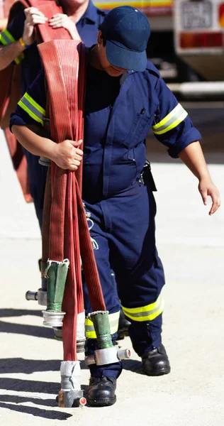 Пожежник Команда Носіння Шлангів Аварійного Рятувального Або Пожежного Дриля Вантажівки — стокове фото