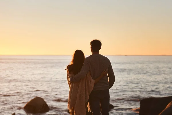 毎日幸せな終わりを作る ビーチで太陽が沈むのを見て幸せな若いカップルのレビューショット — ストック写真