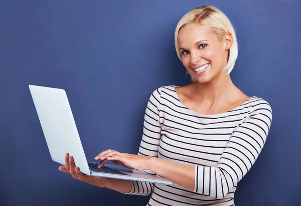 Getting Social Studio Portrait Attractive Young Woman Holding Laptop — Stock Photo, Image