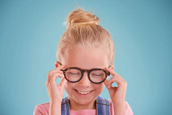 这些眼镜是髋部的 工作室拍摄的一个蓝色背景的小女孩戴着嬉皮士眼镜的照片 — 图库照片