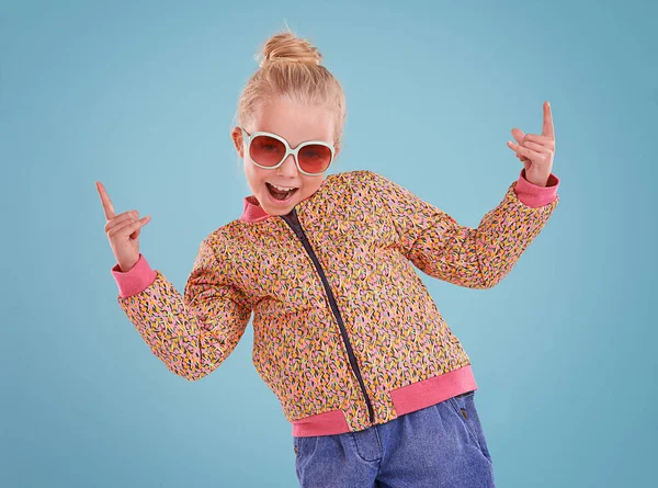 Τρέχει Στιγμιότυπο Ενός Μικρού Κοριτσιού Που Φορούσε Funky Γυαλιά Μπλε — Φωτογραφία Αρχείου