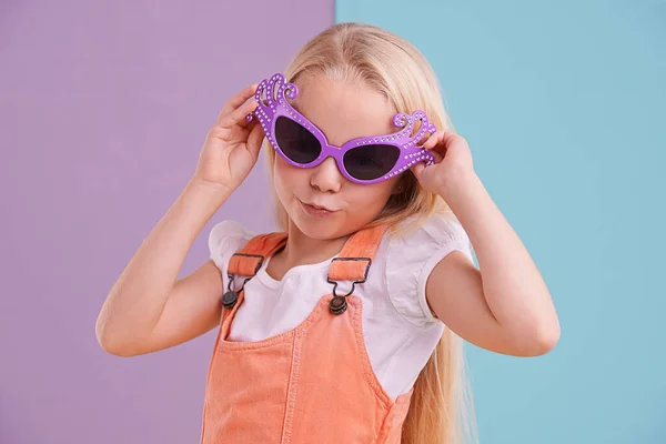 告诉我 我看起来美极了还是怎么着 一个戴着滑稽太阳镜 背景五彩斑斓的可爱小女孩 — 图库照片