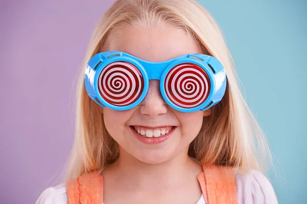 Fura Színes Csak Személyisége Egy Aranyos Kislány Vicces Napszemüveget Visel — Stock Fotó