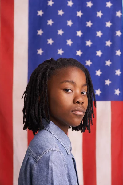 Młody Patriota Portret Pewnego Siebie Chłopca Stojącego Przed Amerykańską Flagą — Zdjęcie stockowe