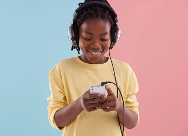 Playlista Rządzi Studio Ujęcia Młodego Chłopca Patrzącego Smartfona Przymocowanego Słuchawek — Zdjęcie stockowe
