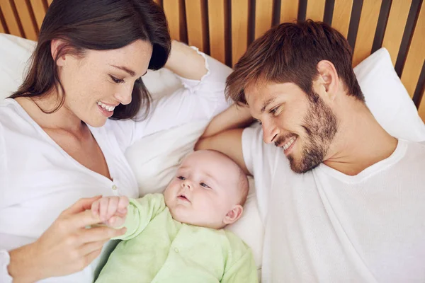 Vista Superior Los Padres Sonrisa Del Bebé Dormitorio Para Amor —  Fotos de Stock