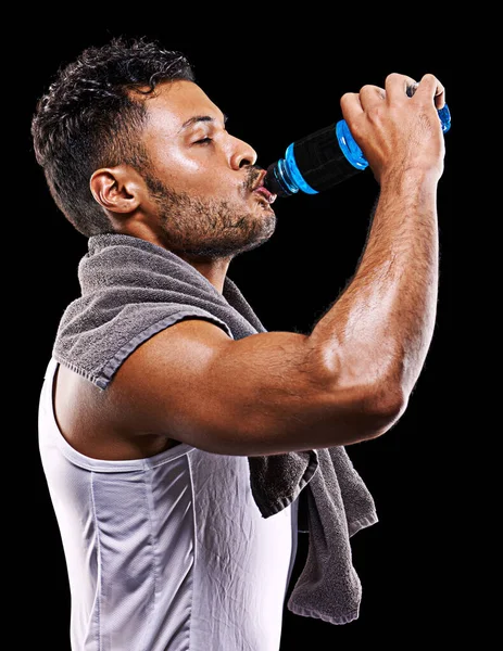 保持水分充足 演播室拍摄的一个穿着运动服的英俊年轻人喝着他的水瓶 — 图库照片