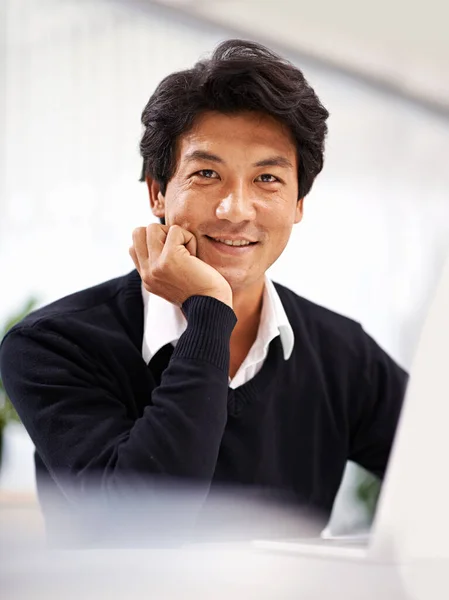 Jest Dobrej Drodze Przystojny Azjatycki Biznesmen Pracujący Nad Laptopem Biurze — Zdjęcie stockowe