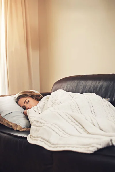 Det Aldrig För Tidigt Att Sova Ung Kvinna Sover Fridfullt — Stockfoto