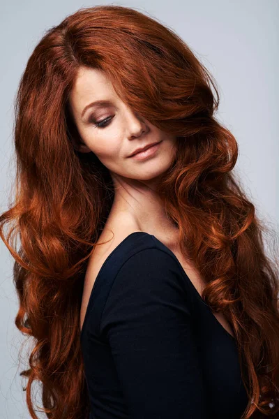 Červená Hlava Vlasy Žena Studiu Krásou Pro Keratin Léčbu Wellness — Stock fotografie