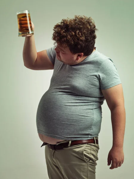 Bira Değil Şişman Bir Adam Bir Bardak Biranın Dibini Seyrediyor — Stok fotoğraf