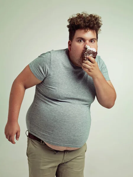 これはケーキじゃない 太りすぎの男が簡単にケーキのスライスを食べる — ストック写真