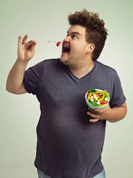 Merhaba Küçük Domates Şişman Bir Adamın Elinde Bir Kase Salata — Stok fotoğraf