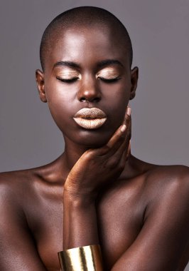 Model hayatı yaşıyorum. Stüdyoda gözleri kapalı duran güzel bir Afrikalı kadın.