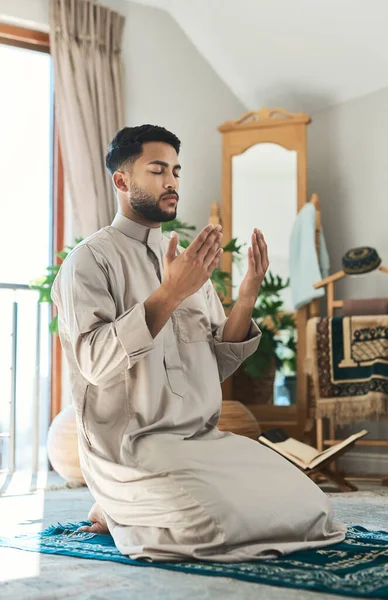 Всегда Будь Верен Вере Молодой Мусульманин Молящийся Дома Гостиной — стоковое фото