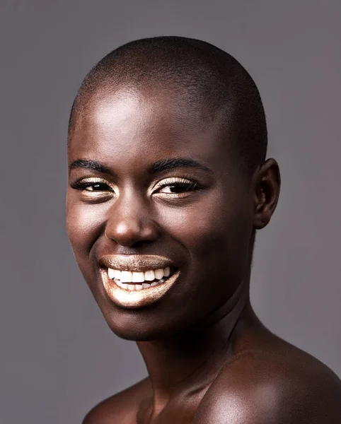 그녀의 미소는 그녀가 최고의 메이크업이었습니다 스튜디오에서 행복하게 아프리카 여성의 — 스톡 사진