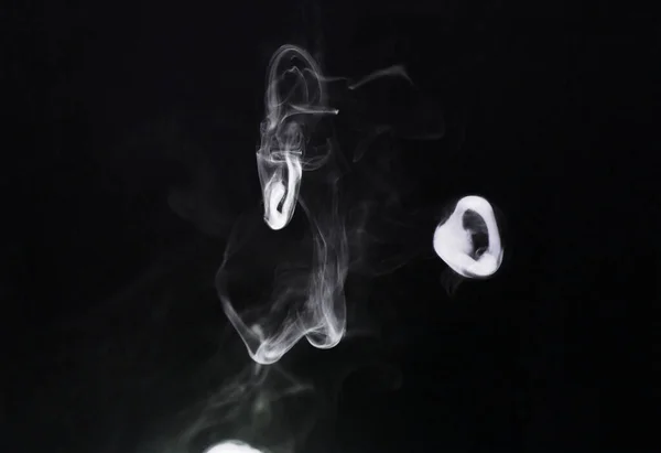 烟云和雾气 带着抽象的污染漩涡和质感 空气中的艺术和蒸汽模式与孤立的透明 吸烟和熏香的创造力与运动 — 图库照片