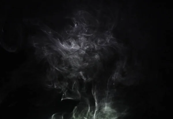 灰烟雾腾腾 白色背景和工作室没有人在空气中雾腾腾 烟熏涡旋 与烟熏艺术隔离 与香烟或污染隔离 并留有图解空间进行熏香创作 — 图库照片