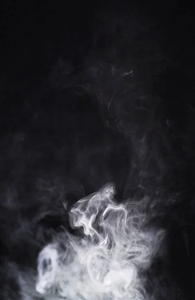 烟雾弥漫 背景洁白而透明 雾气弥漫 抽象的污染漩涡中没有人 艺术和蒸汽在空气中的模式与孤立 吸烟和熏香创造与运动 — 图库照片