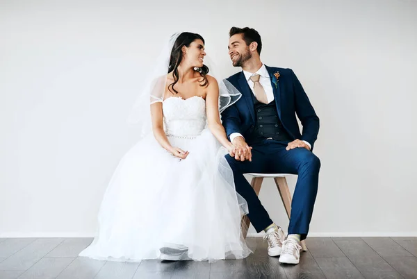 Sind Unsere Ersten Pläne Als Ehepaar Studioaufnahme Eines Frisch Verheirateten — Stockfoto