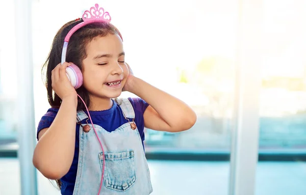 Potrafisz Rozpoznać Dobrą Piosenkę Gdy Usłyszysz Urocza Dziewczynka Słuchająca Muzyki — Zdjęcie stockowe