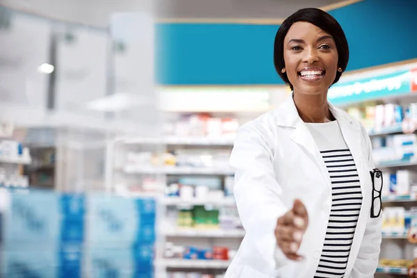 Vagyok Ügyeletes Gyógyszerész Egy Női Gyógyszerész Nyújtja Karját Egy Kézfogásért — Stock Fotó