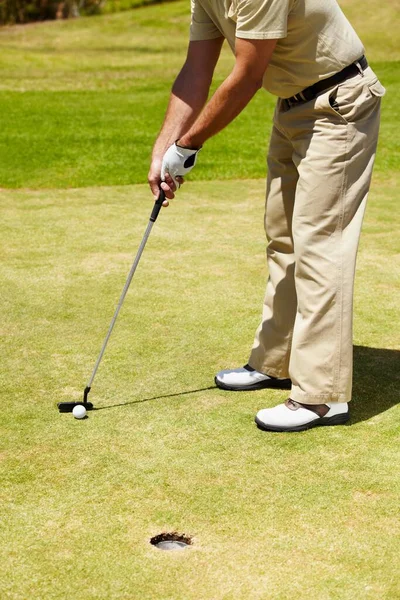 高尔夫球场上的球 洞和人 以目标为目标 在比赛 竞赛和挑战中获胜和训练 夏季体育运动 比赛和装备用的运动员服装 高尔夫球杆和草地行动 — 图库照片