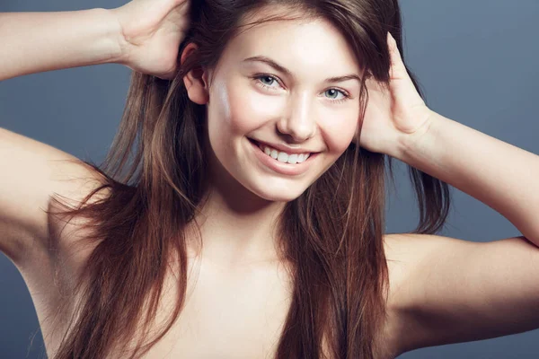 Twarz Uśmiech Portret Kobiety Studiu Naturalnym Makijażem Dłońmi Włosach Kosmetykach — Zdjęcie stockowe