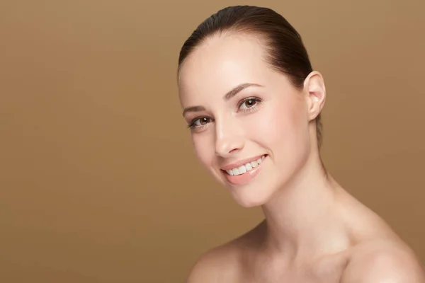 Model Portre Güzel Bir Kadın Dermatoloji Kahverengi Bir Stüdyo Geçmişine — Stok fotoğraf