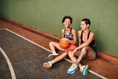 Birlikteyken hep güleriz. Bir basketbol maçından sonra gün içinde birbirlerine bağlanan çeşitli sporcu kadınlar.