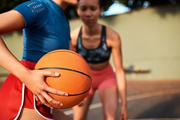Skyddar Bollen Från Min Motståndare Oigenkännlig Idrottskvinna Som Håller Basket — Stockfoto