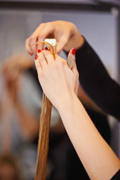 Wie Robi Kobieta Fryzjer Cięcia Klienci Włosy — Zdjęcie stockowe