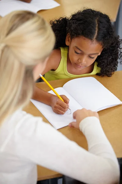 Öğretmenin Çocuğa Yardım Etmesi Eğitim Yazma Kalemle Büyümek Gelişmek Için — Stok fotoğraf