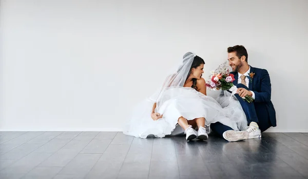 Wie Aufgeregt Sind Sie Studioaufnahme Eines Frisch Verheirateten Jungen Paares — Stockfoto