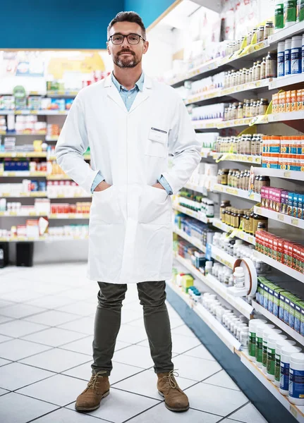 Egészséged Nap Első Szabálya Egy Gyógyszertárban Dolgozó Magabiztos Érett Gyógyszerész — Stock Fotó