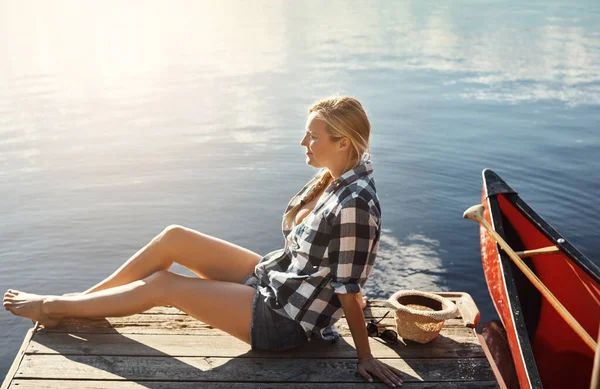 湖で明るい生活をしている 湖でリラックスした一日を過ごす魅力的な若い女性は — ストック写真