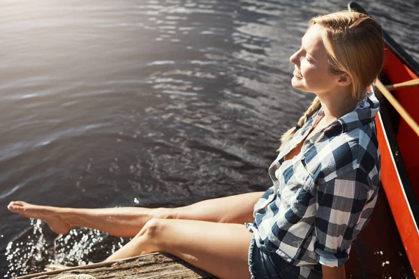 新鮮な空気と太陽の光に代わるものはありません 湖でリラックスした一日を過ごす魅力的な若い女性の高角度ショット — ストック写真