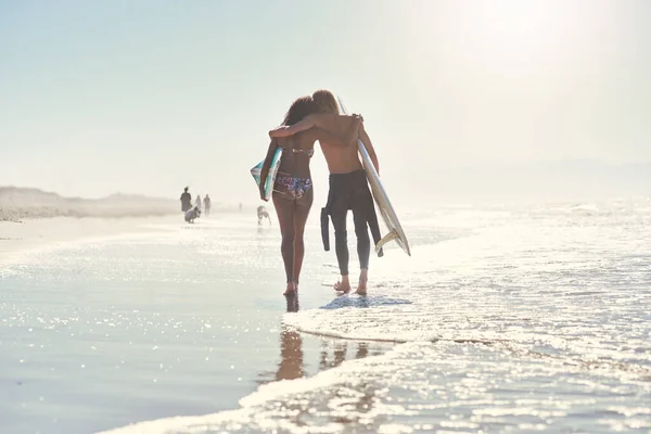 新しいことを模索してくれてありがとう 若いカップルがサーフボードを持ってビーチで一日を過ごし — ストック写真