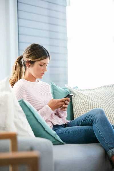 Haberleri Verme Vakti Geldi Evde Dinlenirken Cep Telefonunu Kullanan Çekici — Stok fotoğraf