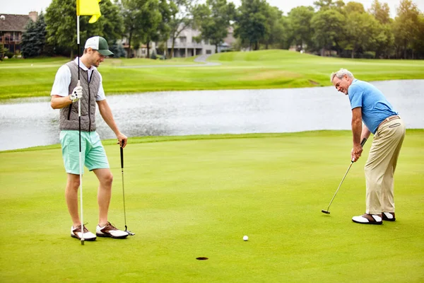 Die Konkurrenz Übertrumpfen Zwei Freunde Die Ihrer Freizeit Zusammen Golf — Stockfoto